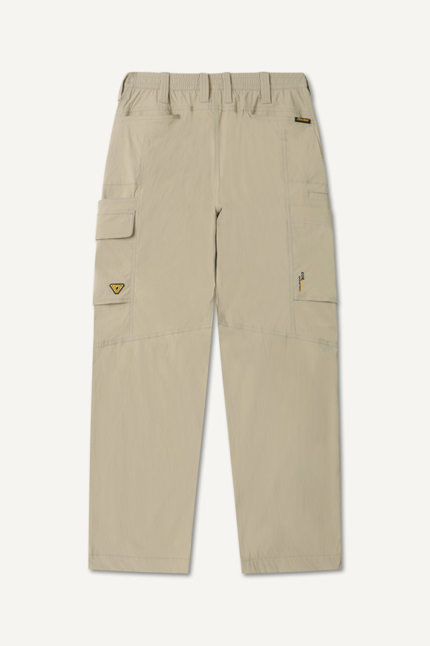 라이트워크 코듀라립 팬츠는 일상과 워크웨어 스타일을 모두 만족시키는 남성용 워크 팬츠입니다. 베이지 컬러의 무지 디자인으로, 봄, 여름, 가을 3계절 모두 활용 가능하며, 캐주얼 및 스포티한 무드를 연출합니다. 코듀라 및 나일론 소재를 사용하여 내구성이 뛰어나고, 얇은 두께감으로 편안한 착용감을 제공합니다. 허리 스트레치 밴딩, YKK 지퍼, 10개의 포켓, 더블 스티치, 립스탑 원단, WR 코팅 등 다양한 기능과 디테일을 갖춰 출근룩과 워크샵룩에 적합합니다. 컴포트 핏으로 편안하게 착용 가능하며, 미니멀하고 세련된 워크웨어 스타일을 완성해 보세요.
