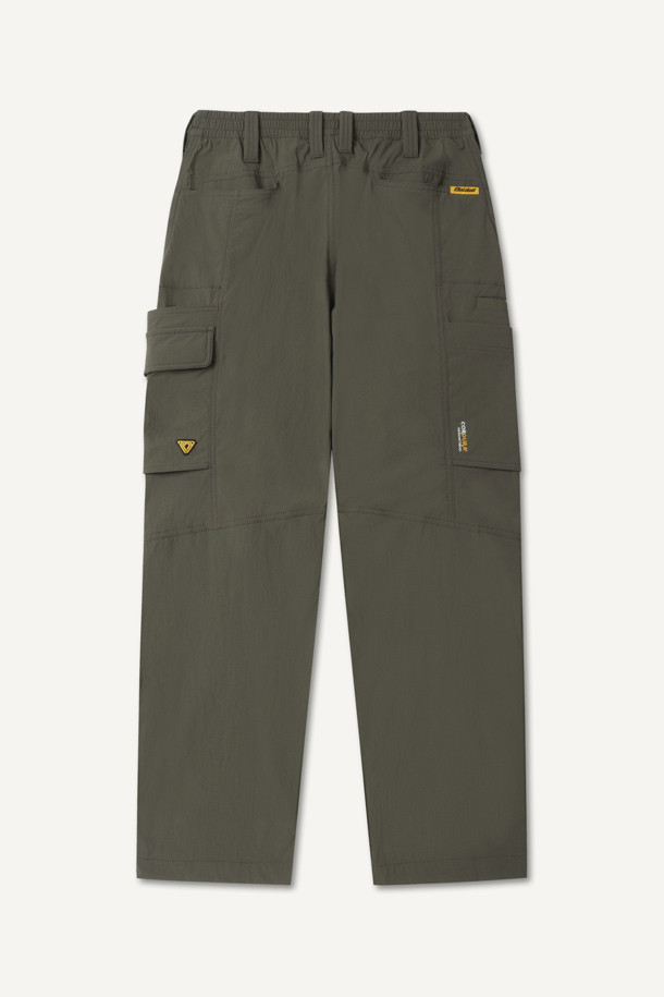 라이트워크 코듀라립 팬츠는 일상과 워크 활동에 적합한 남녀 공용 긴바지입니다. 카키와 올리브 두 가지 컬러로 제공되며, 코듀라, 나일론, 스판덱스 혼방의 립스탑 원단을 사용하여 내구성과 신축성, 생활 방수 기능을 갖췄습니다. 허리 스트레치 밴딩으로 편안한 착용감을 제공하며, 컴포트핏과 레귤러핏 두 가지 핏으로 만나보실 수 있습니다. 10개의 포켓과 YKK 지퍼, 더블 스티치, WR 코팅, 파우치 호환 기능이 특징이며, 캐주얼, 미니멀, 워크웨어 스타일을 연출하기 좋습니다.
