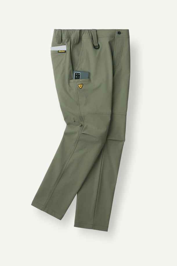 워크 에센셜 프라임 팬츠 V3는 워킹과 일상생활 모두에 적합한 남녀 공용 워크 팬츠입니다. 카키와 올리브 두 가지 색상으로 제공되며, 사계절 내내 착용 가능합니다. 캐주얼, 미니멀, 워크웨어 스타일을 아우르며, 레귤러 핏의 긴바지로 편안한 착용감을 선사합니다. 부드러운 폴리에스테르 소재에 3/4 밴딩과 스트레치 기능을 더해 활동성을 높였으며, YKK 스냅, 지퍼, 5개 포켓, 핸드폰 포켓, 팬슬 홀더, D링, 무릎 턱 디자인으로 실용성을 강조했습니다. 동네 마실룩, 여행룩, 산책룩 등 다양한 TPO에 활용할 수 있습니다.
