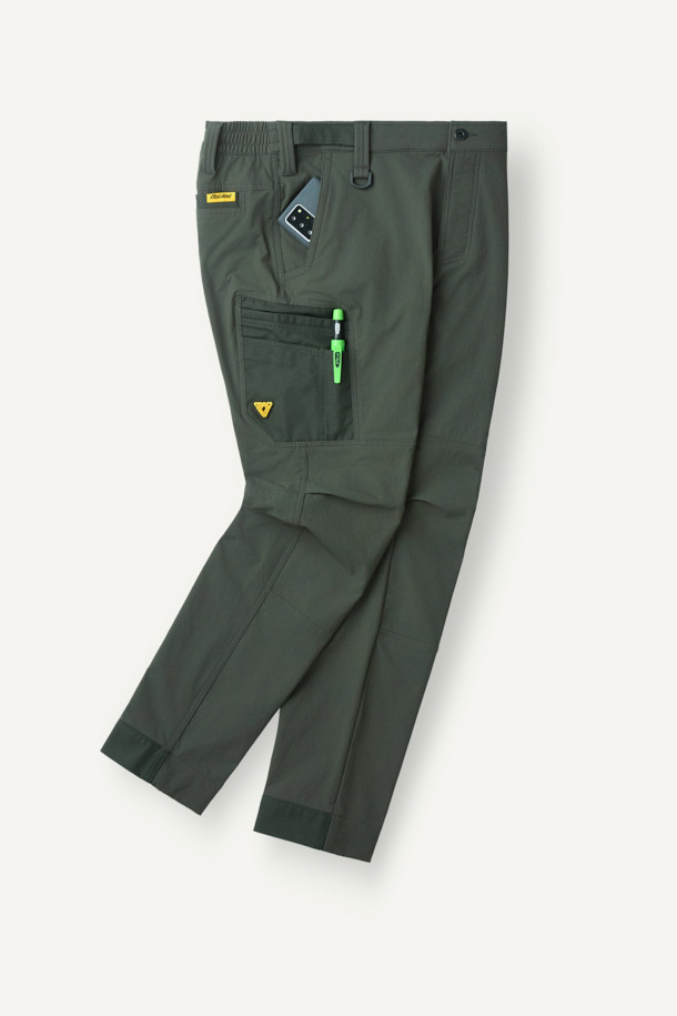 워크 에센셜 팬츠 V4는 남성용 워크 팬츠로, 밀리터리 및 스포티 스타일을 결합한 디자인입니다. 카키와 올리브 두 가지 색상으로 제공되며, 사계절 착용이 가능합니다. 나일론, 스판덱스, 코듀라 혼방 소재로 제작되어 부드러운 촉감과 뛰어난 내구성을 자랑하며, 스트레치 기능으로 편안한 착용감을 선사합니다. 9개의 포켓, YKK 지퍼, D링 고리, 파우치 호환, 네임택 고리 등 실용적인 디테일이 돋보이며, 스탠다드핏과 뒷밴딩 처리로 활동성을 높였습니다. 여행, 캠핑, 출근 등 다양한 TPO에 미니멀하고 캐주얼한 스타일로 활용하기 좋습니다.
