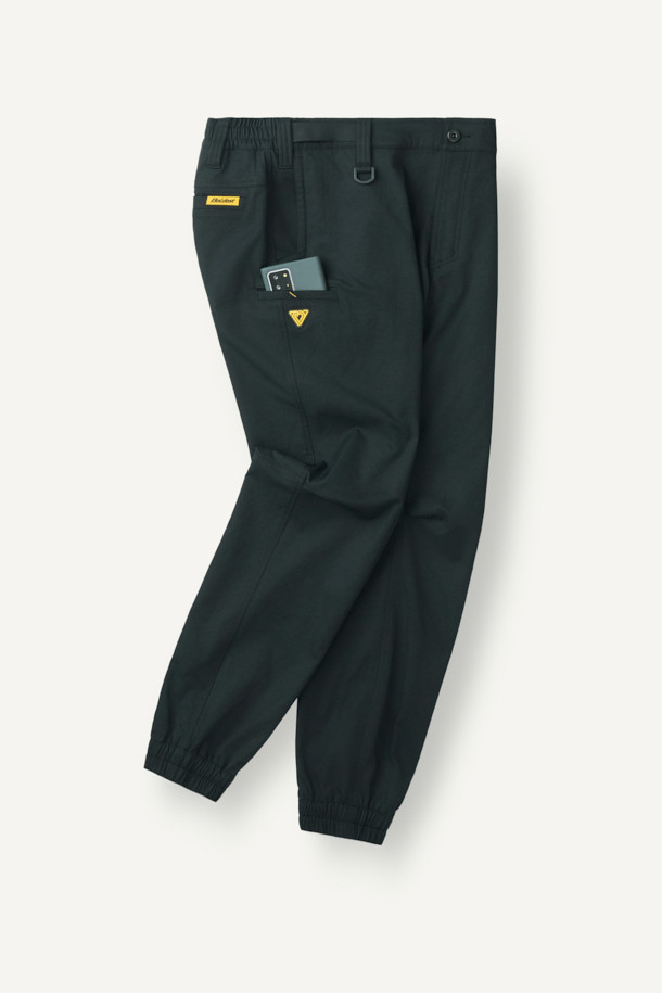 워크 에센셜 조거 팬츠 V3는 워크웨어와 일상 모두에 어울리는 남녀 공용 조거 팬츠입니다. 블랙 컬러의 무지 디자인으로, 스포티하면서도 캐주얼한 스타일을 연출합니다. 폴리에스테르 소재로 제작되어 부드러운 촉감을 제공하며, 사계절 내내 착용 가능합니다. YKK 지퍼, 7개의 포켓, 무릎 턱 디테일, D링 벨트고리가 특징이며, 파우치 호환이 가능하여 실용성을 더했습니다. 흡습, 속건, 신축성 기능으로 편안한 착용감을 선사합니다.
