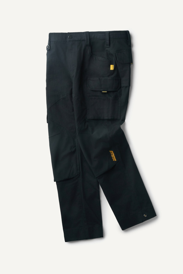 크래프트맨 팬츠 V4는 남성용 워크웨어 팬츠로, 사계절 착용이 가능합니다. 블랙 컬러의 무지 디자인에 스포티와 밀리터리 스타일을 더했으며, 컴포트 핏으로 편안한 착용감을 제공합니다. 면혼방, 코듀라, 나일론 등 튼튼한 소재를 사용하여 내구성을 높였으며 발수 및 스트레치 기능도 갖췄습니다. YKK 스냅/지퍼, 12개 포켓 시스템, 인체공학적 패턴, 밑단 너비 조절 기능, 코듀라 500D 원단 덧댐 등 실용적인 디테일이 돋보입니다. 출근룩, 워크샵룩, 가을 나들이룩 등 다양한 TPO에 워크웨어, 미니멀, 캐주얼 스타일로 활용하기 좋습니다.
