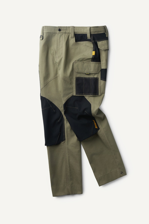 크래프트맨 팬츠 V4는 워크웨어와 일상, 출근룩과 워크샵룩에 모두 어울리는 남성용 워크팬츠입니다. 카키와 블랙 두 가지 색상으로 제공되며, 스포티하면서도 밀리터리 무드를 연출합니다. 면혼방, 나일론, 코듀라 소재를 사용하여 사계절 착용 가능하며, 두꺼운 두께감과 뻣뻣한 촉감이 특징입니다. 컴포트핏으로 편안함을 제공하며, 발수, 신축성, 내구성을 갖춰 활동성을 높였습니다. YKK 스냅/지퍼, 12개 포켓 시스템, 인체공학적 패턴, 코듀라 500D 원단 덧댐, 밑단 너비 조절 기능까지 갖춘 완성도 높은 팬츠입니다.
