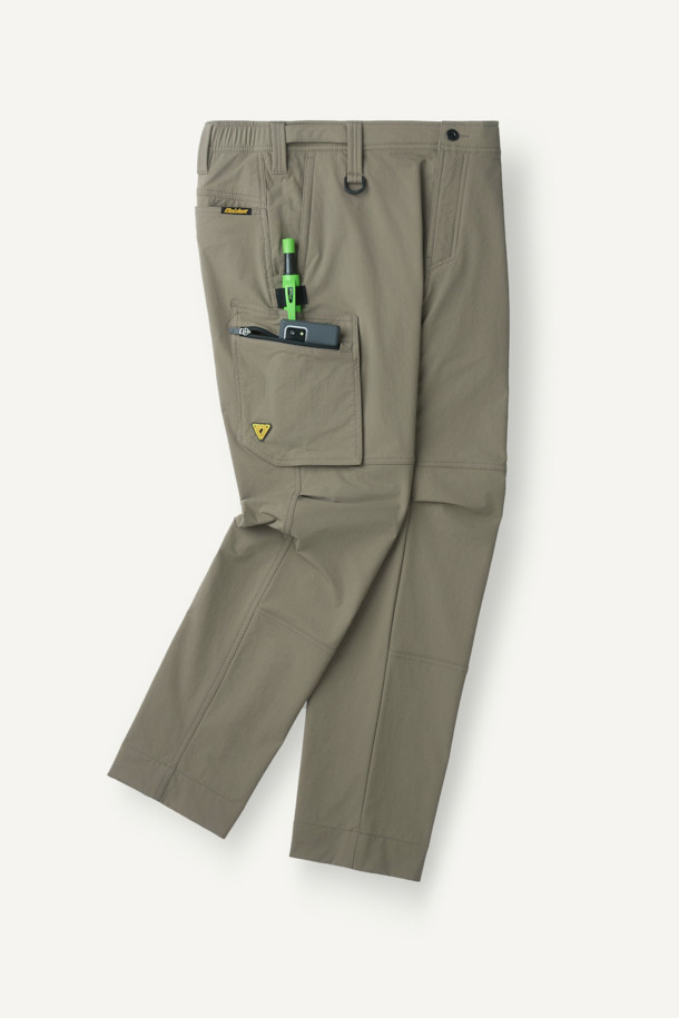 밀리터리, 워크웨어 스타일의 안티케미컬 팬츠입니다. 카키와 올리브 두 가지 색상으로 제공되며, 사계절 착용이 가능합니다. 나일론 소재로 제작되어 방수, 발수, 내화학 기능과 스트레치성을 갖춰 편안한 착용감을 선사합니다. 9개의 포켓, 카고 포켓, D링, 3M 재귀반사, 벨크로, 스냅 버튼 등 다양한 디테일이 돋보이며 YKK 지퍼를 사용하여 내구성을 높였습니다. 넉넉한 컴포트핏과 뒷밴딩 처리로 활동성을 더하여 출근룩, 캐주얼룩으로 활용하기 좋습니다.
