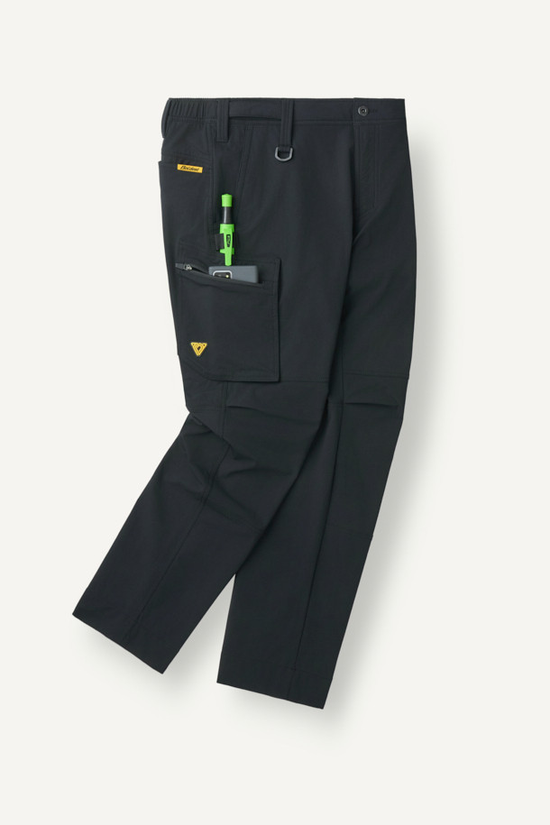 안티케미컬 팬츠는 작업과 일상 모두를 아우르는 활용도 높은 워크 팬츠입니다. 밀리터리 및 스포티 스타일을 결합하여 트렌디한 디자인을 선보이며, 사계절 착용 가능한 실용성을 갖췄습니다. 블랙 컬러의 긴 기장으로, 허리 스트레치 밴딩이 적용되어 편안한 컴포트핏을 제공합니다. 방수, 내화학 기능과 스트레치 소재로 활동성을 높였으며, 수납성을 고려한 9개의 포켓, YKK 지퍼, D링, 3M 재귀반사, 벨크로, 스냅, 플랩 등의 디테일이 돋보입니다. 출근룩, 워크웨어, 미니멀, 스포티 스타일을 선호하는 분들에게 적합합니다.

