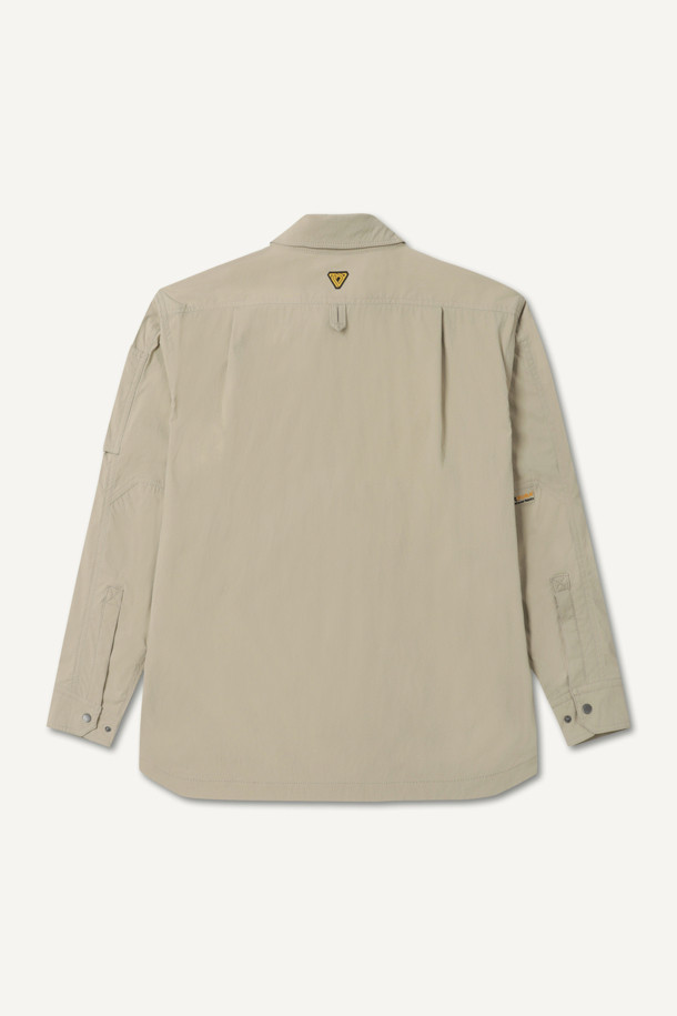 라이트워크 코듀라 셔켓은 워크웨어와 일상 모두 소화 가능한 남녀 공용 셔켓입니다. 베이지 색상으로 출시되었으며, 봄, 가을, 겨울 세 계절 모두 활용 가능합니다. 얇은 두께감에 코듀라, 나일론, 스판덱스 혼방 소재를 사용하여 방수, 신축성, 내구성, 내마모성까지 갖췄습니다. 컴포트핏 레귤러 기장으로 편안한 착용감을 제공하며, 8개의 포켓 시스템과 소매 롤업 기능, 금속 스냅 버튼, 볼펜 홀더, 다용도 고리 등 실용적인 디테일이 돋보입니다. 캐주얼, 워크웨어, 미니멀 스타일을 즐겨 입는 분들께 추천합니다.
