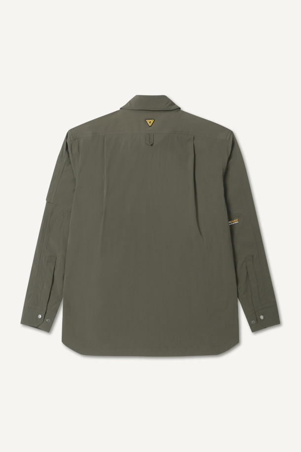 라이트워크 코듀라 셔켓은 봄, 가을, 겨울 세 계절 모두 활용 가능한 공용 셔켓입니다. 캐주얼, 스포티, 워크웨어 스타일을 아우르는 디자인으로, 일상, 워크, 출근룩, 워크샵룩, 가을 나들이룩 등 다양한 TPO에 적합합니다. 방수, 발수 기능을 갖춘 코듀라, 나일론, 스판덱스 혼방 소재로 제작되어 활동성과 편안함을 제공하며, 컴포트핏으로 편안한 착용감을 선사합니다. 카키, 올리브 두 가지 색상으로 출시되었으며, 얇은 두께감과 긴 소매 기장이 특징입니다. 8개의 수납 포켓, 소매 롤업 기능, 금속 스냅 버튼, 액션 플리츠, 펜 홀더, 다용도 고리 등 실용적인 디테일이 돋보입니다.
