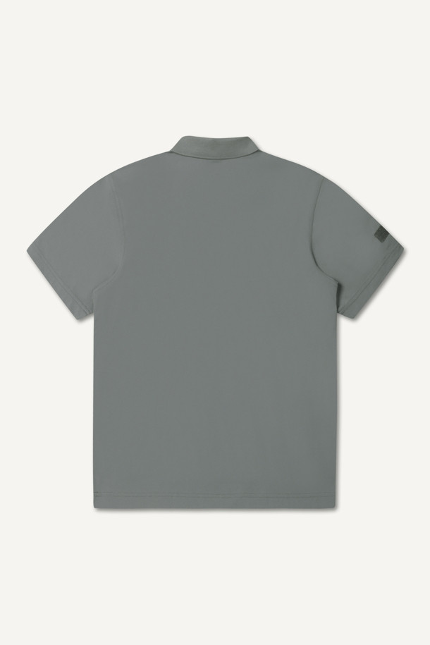 에센셜 폴로 반팔 티셔츠 V2는 일상과 워크웨어 모두에 적합한 공용 폴로 티셔츠입니다. 페인터 그레이 컬러의 무지 디자인으로 미니멀, 스포티, 캐주얼 스타일을 연출할 수 있습니다. 흡습, 속건, 신축성, 경량 기능을 갖춘 소로나, 나일론 혼방 소재로 제작되어 여름철에도 쾌적하게 착용 가능합니다. YKK 스냅 버튼, 펜슬 홀더, 벨크로 시스템, 와펜 포인트 등의 디테일과 친환경 소재 사용이 특징입니다. 출근룩, 워크샵룩 등 다양한 TPO에 활용할 수 있는 스탠다드핏의 반소매 티셔츠입니다.
