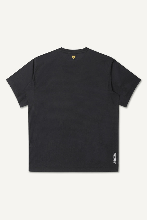 초경량 에어리도트 우븐 반팔 티셔츠는 여름철 스포츠 활동과 일상에서 쾌적하게 착용할 수 있는 공용 반팔 티셔츠입니다. 초경량 에어리도트 원단을 사용하여 통기성이 뛰어나고, 얇은 두께감으로 시원한 착용감을 제공합니다. 흡습, 속건 기능으로 땀을 빠르게 흡수하고 건조시켜 쾌적함을 유지하며, 컴포트핏으로 편안한 활동성을 보장합니다. 3M 재귀반사 프린트와 사이드 트임, 펜슬 홀더, 더블 스티치 디테일이 적용되어 스포티하면서도 미니멀한 스타일을 연출합니다. 러닝, 피트니스, 여행 등 다양한 TPO에 활용하기 좋습니다.
