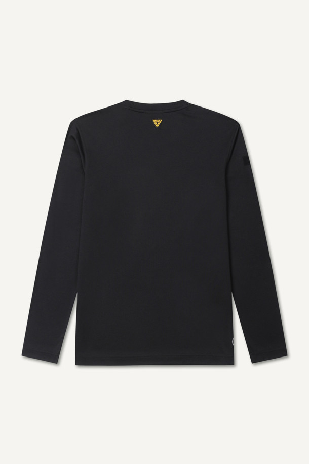 **쿨코어 긴팔 티셔츠**는 워크웨어, 일상, 스포츠 활동에 적합한 남녀 공용 상의입니다. 블랙 색상의 스탠다드핏 긴팔 티셔츠로, 사계절 내내 활용 가능합니다. 얇고 가벼운 쿨코어 소재를 사용하여 냉감, 흡습, 속건 기능을 제공하며, 활동성을 높이는 겨드랑이 패턴과 펜 포켓, 벨크로 시스템이 특징입니다. 또한, 재귀반사 디테일로 안전성을 더하고, 더블 스티치 봉제와 브랜드 로고로 내구성과 디자인을 완성했습니다. 미니멀하고 스포티한 스타일을 연출하며, 출근룩, 워크샵룩, 피트니스룩 등 다양한 TPO에 활용할 수 있습니다.
