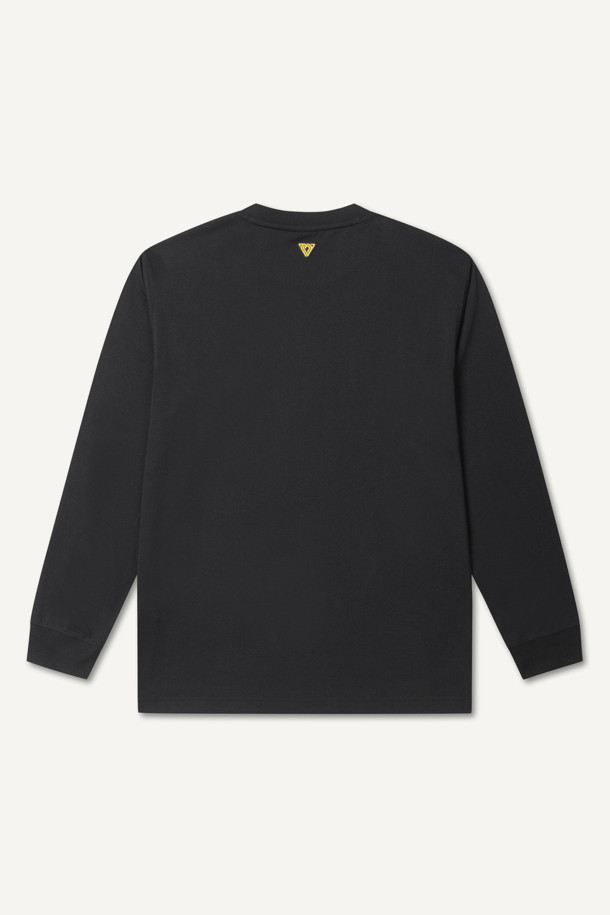 **방적사 긴팔 티셔츠**는 부드러운 촉감의 폴리에스터 소재로 제작되어 사계절 내내 활용하기 좋은 베이직 스타일의 긴팔 티셔츠입니다. 컴포트핏으로 편안한 착용감을 제공하며, 라운드넥 디자인으로 깔끔한 인상을 줍니다. 워크웨어 및 일상복으로 활용하기 좋으며, 펜꽂이 포켓, 양 사이드 밑단 트임, 갈라삼봉 스티치, 브랜드 와펜, 로고 라벨 등 섬세한 디테일이 돋보입니다. 출근룩과 워크샵룩, 미니멀하고 캐주얼한 스타일을 즐기는 분들께 추천합니다. 색상은 블랙 한 가지로 제공됩니다.
