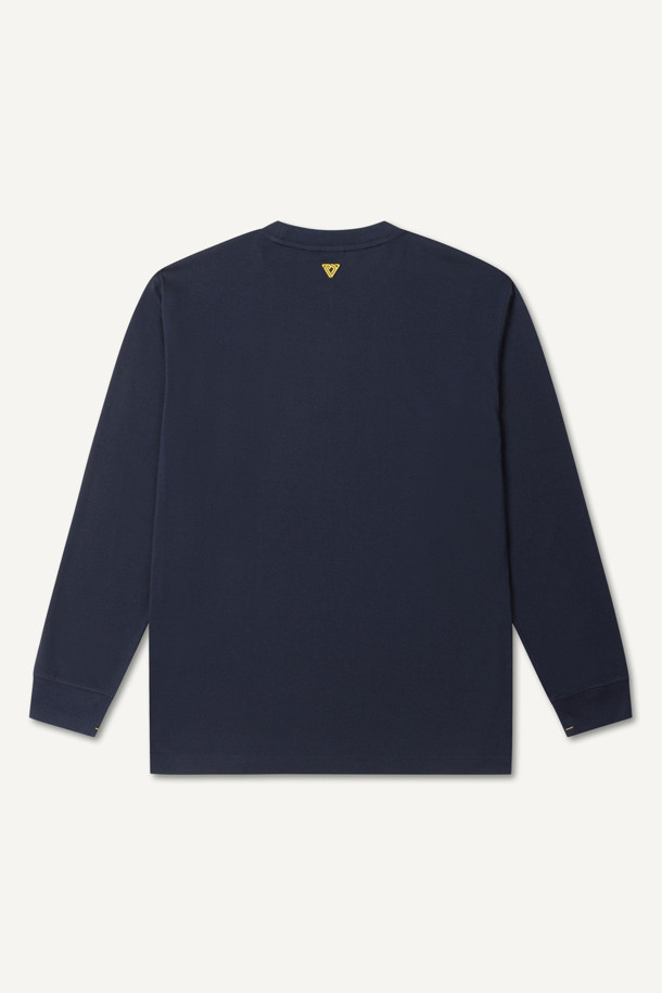 네이비 컬러의 방적사 긴팔 티셔츠입니다. 컴포트 핏으로 제작되어 편안한 착용감을 제공하며, 라운드넥 디자인으로 깔끔한 느낌을 줍니다. 부드러운 촉감의 폴리에스테르 소재로 제작되어 사계절 내내 활용 가능하며, 보온성과 흡습성이 뛰어나 실용적입니다. 펜꽂이 포켓, 밑단 트임, 갈라삼봉 스티치, 브랜드 와펜, 로고 라벨 등의 디테일이 돋보이며, 출근룩이나 워크샵룩, 미니멀, 워크웨어, 클래식 스타일을 즐기는 분들께 추천합니다.
