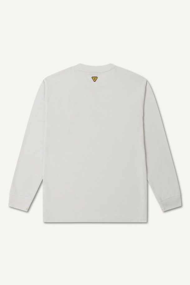 본 방적사 긴팔 티셔츠는 워크웨어 및 일상복으로 활용하기 좋은 베이직 스타일의 긴팔 티셔츠입니다. 부드러운 촉감의 폴리에스테르 소재로 제작되어 사계절 내내 착용 가능하며, 컴포트핏으로 편안한 착용감을 선사합니다. 라운드넥 디자인에 무지 패턴으로 깔끔함을 더했으며, 밑단 트임 디테일과 펜 포켓이 워크웨어의 실용성을 강조합니다. 갈라삼봉 스티치 마감과 볼디스트 심볼 와펜, 볼디스트 로고 라벨을 통해 브랜드의 아이덴티티를 나타냅니다. 출근룩과 워크샵룩, 미니멀, 클래식 스타일을 즐겨 입는 분들께 추천합니다.
