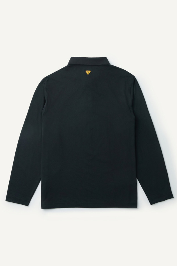 에센셜 폴로 긴팔 티셔츠는 블랙 컬러의 베이직 스타일 폴로 티셔츠입니다. 흡습속건 기능과 신축성을 갖춘 폴리에스테르와 소로나 혼방 소재로 제작되어 편안한 착용감을 제공합니다. 컴포트핏으로 디자인되었으며, 레귤러 기장의 긴소매와 폴로넥이 특징입니다. YKK 스냅 버튼, 겨드랑이 활동 패턴, 더블 스티치 봉제, 펜슬 홀더, 볼디스트 심볼 라벨 등의 디테일이 돋보입니다. 출근룩, 비즈니스 캐주얼, 워크샵룩 등 다양한 TPO에 활용하기 좋은 클래식, 미니멀, 워크웨어 스타일의 제품입니다.
