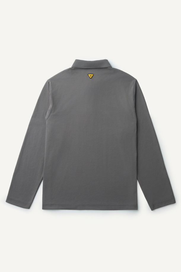 에센셜 폴로 긴팔 티셔츠는 베이직한 스타일의 컴포트핏 폴로넥 긴팔 티셔츠입니다. 일상과 워크웨어 모두에 적합하며, 출근룩과 비즈니스 캐주얼 스타일을 연출하기 좋습니다. 폴리에스테르와 소로나 혼방 소재로 제작되어 흡습, 속건, 신축성이 우수합니다. YKK 스냅 버튼, 겨드랑이 활동 패턴, 더블 스티치 봉제 등의 디테일과 펜슬 홀더, 볼디스트 심볼 라벨이 특징입니다. 클래식, 미니멀, 워크웨어 스타일을 선호하는 분들께 추천합니다.
