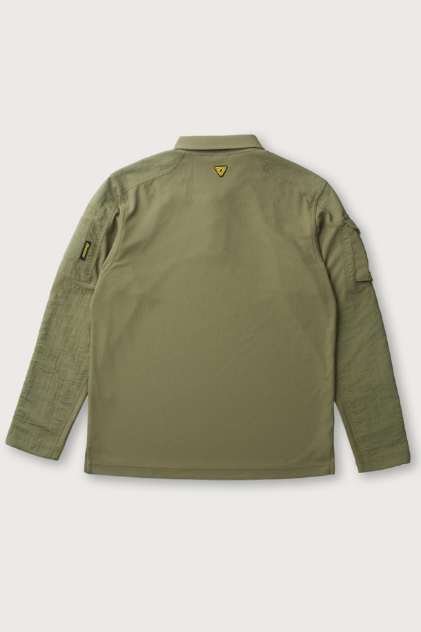 본 상품은 밀리터리, 스포티 스타일의 택티컬 폴로 긴팔 티셔츠입니다. 카키, 올리브 두 가지 색상으로 출시되었으며, 흡습, 속건, 항균, 통기성, 스트레치 기능으로 여름철에도 쾌적하게 착용 가능합니다. YKK 스냅 버튼, 펜 홀더, 벨크로 플랩 포켓, 사이드 밑단 트임, 벨크로 시스템, 내마모성 강화 등의 디테일이 돋보입니다. 출근룩, 워크샵룩, 여행룩 등 다양한 TPO에 활용 가능하며, 캐주얼, 스포티, 워크웨어 스타일을 연출할 수 있습니다. 스탠다드핏의 폴로넥 디자인으로 편안함과 활동성을 동시에 제공합니다.
