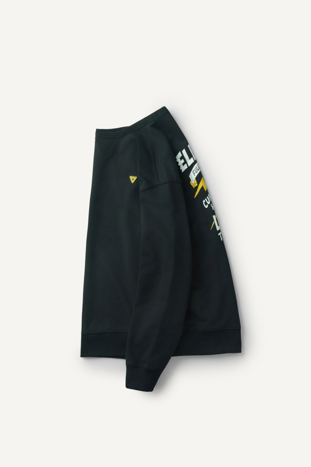 ONELIFE(원라이프) 직업군 그래픽 스웻셔츠는 캐주얼, 스트릿, 미니멀 스타일을 아우르는 공용 스웻셔츠입니다. 블랙 컬러에 봄, 가을, 겨울 모두 착용 가능한 두꺼운 두께감으로 제작되었습니다. 면과 폴리에스터 혼방 소재로 제작되어 부드러운 촉감을 선사하며, 컴포트 핏으로 편안한 착용감을 제공합니다. ONELIFE 콜라보레이션으로 탄생한 직업군 그래픽 디자인과 넥라인 삼각 인서트, 볼디스트 삼각 심볼이 특징입니다. 라운드넥과 긴소매 디자인으로 다양한 스타일 연출에 용이합니다.
