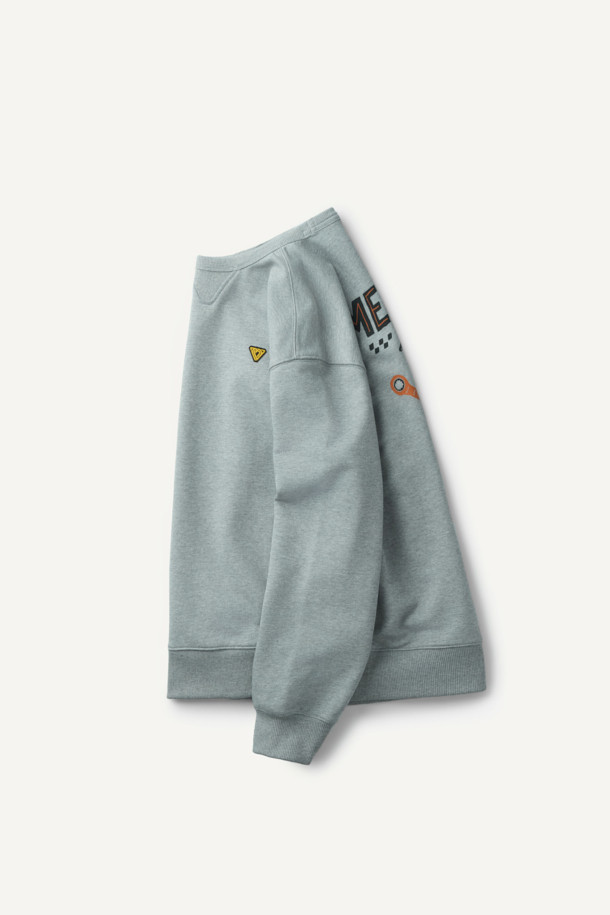 ONELIFE(원라이프) 직업군 그래픽 스웻셔츠는 캐주얼, 스트리트, 미니멀 스타일을 아우르는 공용 스웻셔츠입니다. 부드러운 면과 폴리에스터 혼방 소재로 제작되어 봄, 가을, 겨울 모두 착용 가능하며, 두꺼운 두께감으로 보온성을 더했습니다. 컴포트 핏의 레귤러 기장으로 편안한 착용감을 제공하며, 라운드넥과 긴 소매 디자인이 특징입니다. ONELIFE 콜라보레이션으로 제작된 직업군 그래픽 디자인과 볼디스트 삼각 심볼, 넥라인 삼각 인서트가 돋보이는 유니크한 스타일을 연출합니다. 컬러는 어디든 매치하기 쉬운 그레이 색상입니다.
