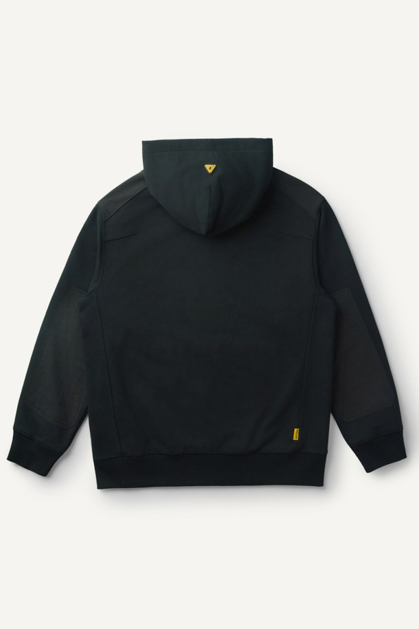 블랙 컬러의 워크 후드 스웻셔츠입니다. 면, 폴리에스터, 나일론 혼방의 두꺼운 소재로 제작되어 봄, 가을, 겨울 착용에 적합하며, 일상과 워킹 시 활용하기 좋습니다. 컴포트핏으로 편안한 착용감을 제공하며, 후드 디자인과 금속 스냅, 4구 펜 포켓, 캥거루 포켓, 소매 펜꽂이 포켓, 볼디스트 심볼 라벨 등의 특징을 갖추었습니다. 캐주얼, 미니멀, 워크웨어 스타일을 즐기는 분들께 출근룩과 캠핑룩으로 추천합니다. 무지 디자인으로 어떤 스타일에도 쉽게 매치할 수 있습니다.

