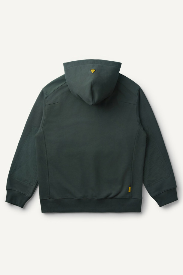워크 후드 스웻셔츠는 일상과 워킹, 캠핑룩에 모두 잘 어울리는 스타일리시한 후드 스웻셔츠입니다. 봄, 가을, 겨울 세 계절 모두 착용 가능하며, 그린 컬러의 무지 디자인으로 어떤 옷에도 쉽게 매치할 수 있습니다. 넉넉한 컴포트핏에 두꺼운 두께감으로 따뜻하고 포근한 착용감을 선사하며, 부드러운 촉감이 특징입니다. 금속 스냅 후드, 4구 펜포켓, 캥거루 포켓, 왼쪽 소매 펜꽂이 포켓 등 실용적인 디테일이 돋보이며, 내구성이 뛰어납니다. 면, 폴리에스테르, 나일론 혼방 소재로 제작되어 튼튼하며, 볼디스트 심볼 라벨이 디자인의 완성도를 높입니다.
