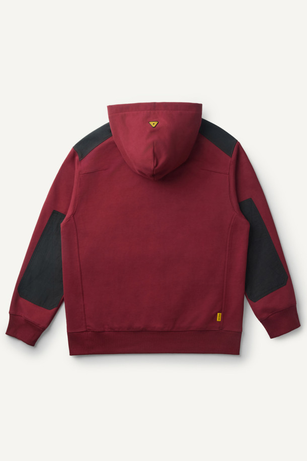 **워크 후드 스웻셔츠**는 일상과 워킹에 모두 활용 가능한 상의입니다. 버건디와 블랙 두 가지 색상으로 출시되었으며, 스포티하면서도 캐주얼한 스타일을 연출합니다. 컴포트핏으로 편안한 착용감을 제공하며, 면, 폴리에스터, 나일론 혼방 소재로 제작되어 부드러운 촉감을 자랑합니다. 금속 스냅 후드, 4구 펜포켓, 캥거루 포켓, 소매 펜꽂이 포켓 등 실용적인 디테일이 돋보이며, 볼디스트 심볼 라벨로 포인트를 더했습니다. 출근룩과 산책룩, 워크웨어 스타일을 즐겨 입는 분들께 추천합니다.
