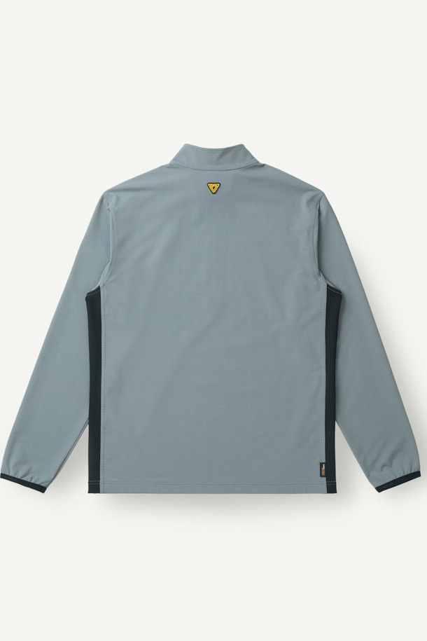 겨울철 추위에도 끄떡없는 윈터 반집업 긴팔 티셔츠(코듀라)입니다. 보온성을 극대화하는 플리스 안감과 두꺼운 두께감, 코듀라, 스판덱스, 플리스의 혼방으로 뛰어난 내구성과 신축성을 자랑합니다. 부드러운 촉감과 스탠다드 핏으로 편안한 착용감을 선사하며, YKK 지퍼, 지퍼 하단 쉘터 보강, 왼쪽 소매 펜꽂이 포켓, 양쪽 사이드 스트레치 배색 등의 디테일로 기능성을 더했습니다. 일상, 워킹, 출근룩, 혹은 워크샵룩 등 다양한 TPO에 어울리는 스포티하고 베이직한 스타일의 티셔츠입니다.
