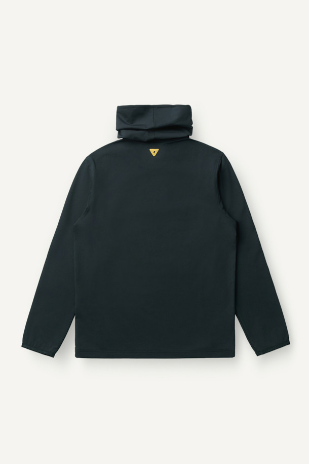 **윈터 기모 터틀넥 긴팔 티셔츠**는 겨울철 추위에도 따뜻함과 스타일을 동시에 잡을 수 있는 아이템입니다. 부드러운 기모 안감과 보온 기능을 갖춰 쌀쌀한 날씨에도 쾌적하게 착용 가능합니다. 데일리룩, 피트니스룩, 러닝룩 등 다양한 TPO에 활용할 수 있으며, 스포티, 미니멀, 캐주얼 스타일을 연출하기 좋습니다. 신축성이 우수한 폴리에스테르, 스판덱스 혼방 소재로 활동성을 높였으며, 손목 밴드 처리와 겨드랑이 액션 분량(거싯) 디테일로 편안한 착용감을 제공합니다. 블랙 색상에 무지 디자인으로 어떤 옷에도 쉽게 매치할 수 있으며, 귀걸이용 고리가 있어 편리합니다.
