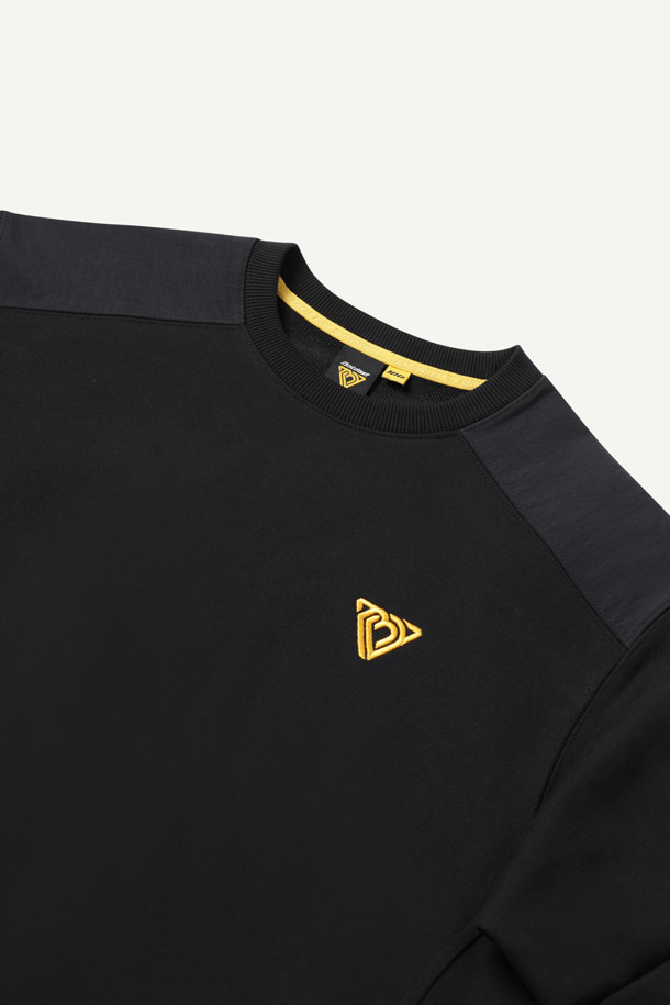 시그니처 스웻셔츠 V4는 워크 및 일상생활에서 활용하기 좋은 공용 스웻셔츠입니다. 봄, 가을, 겨울 계절에 적합하며, 스포티하고 베이직한 스타일을 연출합니다. 면, 폴리에스터, 나일론 혼방의 두꺼운 소재로 제작되어 부드러운 촉감과 흡습, 보온, 내구성을 갖췄습니다. 라운드넥에 컴포트핏의 레귤러 기장으로 제작되었으며, 가슴 자수 로고와 앞주머니 2개, 어깨/팔꿈치 보강, 벨크로 시스템, 뒷목 행거루프 등의 디테일이 돋보입니다. 출근룩이나 겨울 데일리룩으로 캐주얼하게 코디하기 좋습니다.
