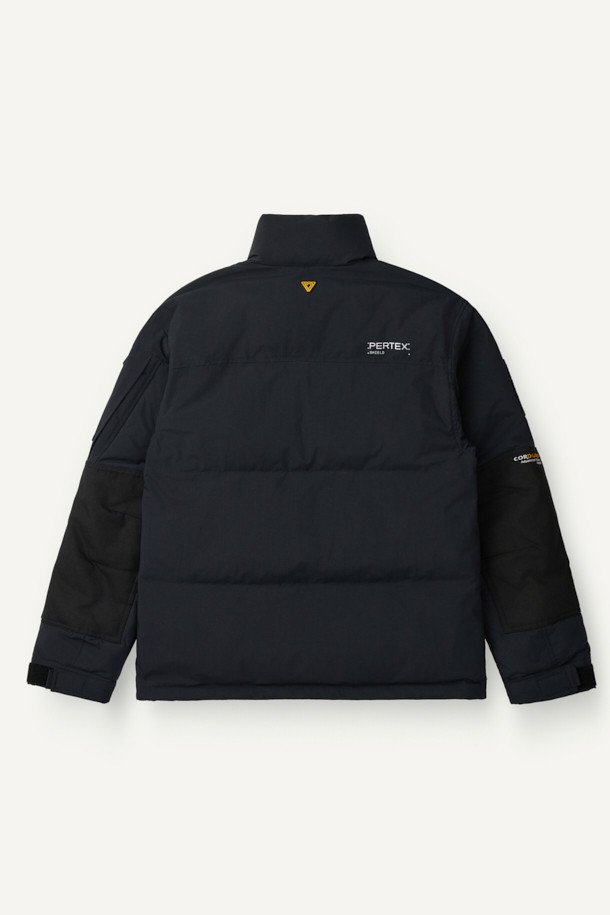 헤비듀티 퍼텍스 프리마로프트 워크 패딩 V3는 혹독한 겨울 날씨에도 끄떡없는 보온성을 제공하는 방한 패딩입니다. 방수, 투습, 보온, 발수, 경량 기능을 갖춘 프리마로프트 충전재와 튼튼한 퍼텍스, 코듀라 소재를 사용하여 제작되었습니다. 총 9개의 넉넉한 포켓과 겨드랑이 액션 분량, 몰리 시스템 적용으로 작업 시 편리함을 더합니다. 밀리터리, 스포티, 워크웨어 스타일을 아우르는 디자인으로 출근룩, 캠핑룩, 등산룩 등 다양한 TPO에 활용 가능합니다. 체열 반사 알루미늄 히팅 안감으로 보온성을 극대화하여 추운 겨울철에도 따뜻하게 활동할 수 있습니다.
