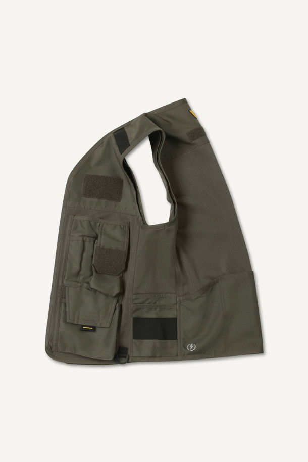 일렉트릭션 베스트는 작업용 또는 일상생활에서 활용 가능한 남성용 베스트입니다. 카키와 블랙 두 가지 색상으로 제공되며, 봄, 여름, 가을 계절에 착용하기 좋습니다. 워크웨어 스타일의 레귤러핏으로 디자인되었으며, 브이넥과 민소매 디자인이 특징입니다. 두꺼운 두께의 도비/메쉬 혼방 소재로 제작되어 뻣뻣한 촉감을 제공하며, 통기성과 수납 기능을 갖췄습니다. 총 12개의 포켓, YKK 스냅/지퍼, 다용도 몰리 시스템, D링 3개, 내구성 강화, 전기공 전용 디자인 등 다양한 특징을 갖춘 실용적인 아이템입니다.
