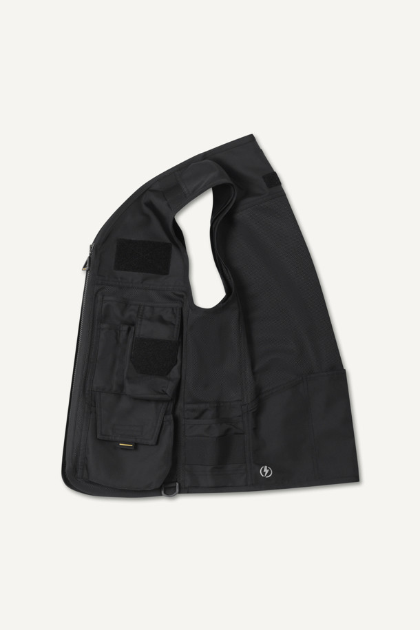 일렉트릭션 베스트는 남성용 워크웨어 스타일의 작업 조끼입니다. 두껍고 뻣뻣한 도비 및 메쉬 소재로 제작되었으며, 사계절 착용이 가능합니다. 총 12개의 포켓과 다용도 몰리 시스템, YKK 스냅/지퍼, D링 3개가 있어 뛰어난 수납력과 실용성을 제공합니다. 전기공 전용 디자인으로 제작되었으며, 브이넥, 레귤러핏, 민소매 디자인이 특징입니다. 출근룩과 워크샵룩, 캐주얼, 미니멀 스타일 연출에 적합하며, 내구성이 뛰어나 작업 환경에서 쾌적함과 편리함을 더합니다.
