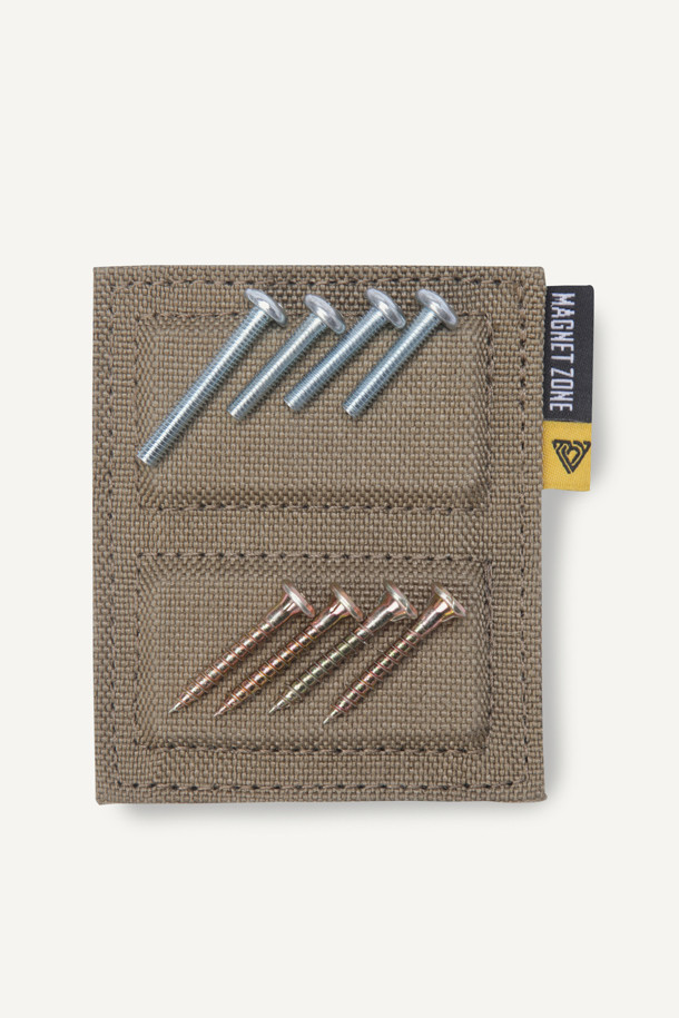 디테쳐블 마그네틱 벨크로 패널 (2구)는 1050D ATY 나일론 소재를 사용하여 내구성을 높인 패션 소품입니다. 미니멀한 스타일의 베이지 컬러로, 벨크로와 마그네틱 여밈 방식을 통해 탈부착 및 수납 기능을 제공합니다. 네오디뮴 자석 4개를 사용하여 강력한 고정력을 자랑하며, 중앙 부분이 구부러져 사용 편의성을 더했습니다. 일상 및 워킹 용도로, 동네 마실룩이나 캐주얼 스타일에 잘 어울리는 아이템입니다.
