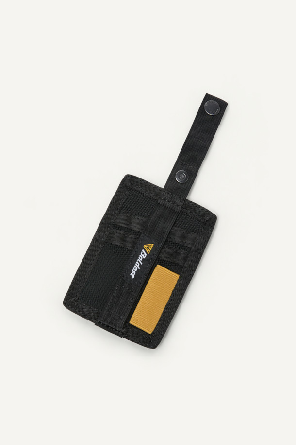 워크 네임택 V3는 여행, 출근, 비즈니스 캐주얼 등 다양한 TPO에 어울리는 네임택입니다. 미니멀, 캐주얼, 클래식 스타일을 아우르며, 블랙과 옐로우 두 가지 색상으로 출시되었습니다. 나일론 소재의 스몰 사이즈(80 x 115mm) 사각형 디자인으로, 로고 패턴과 스냅/벨크로 디자인 장식이 특징입니다. 3WAY 활용 가능하며, ID카드 홀더, 카드 수납 2구, 엘라스틱 밴드, 경량(50g) 및 내마모성 기능을 갖추어 실용성을 높였습니다. 사이즈 조절 및 분리가 가능하며, 스냅형/벨크로형 잠금 방식으로 사용이 편리합니다.
