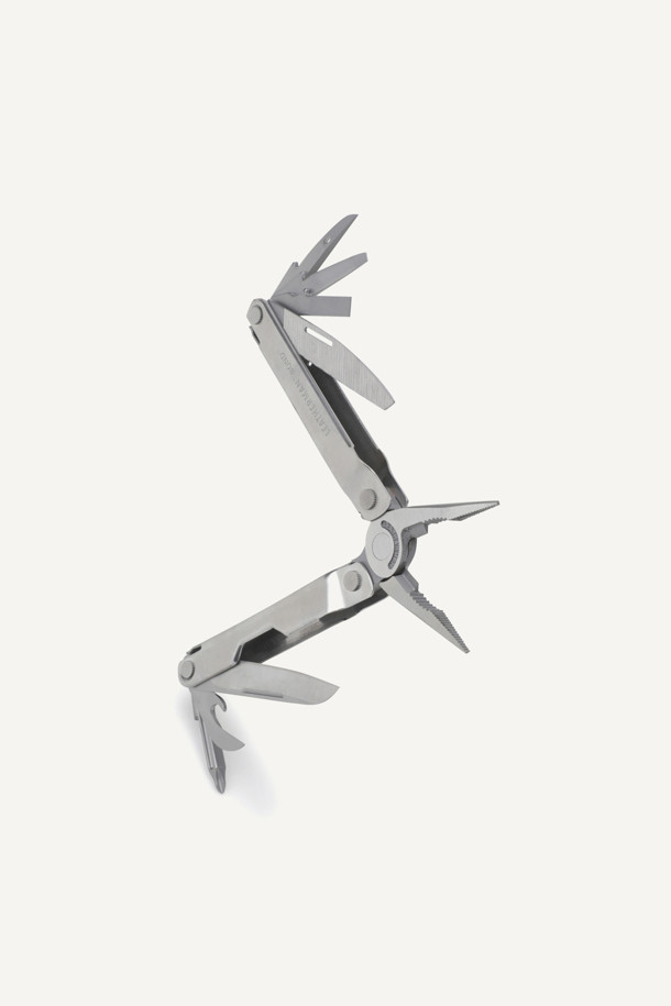 LEATHERMAN(레더맨) BOND 스테인리스 스틸은 캠핑, 아웃도어, 일상생활에서 다용도로 활용 가능한 멀티툴입니다. 420HC 스테인리스 스틸 소재로 제작되어 내구성이 뛰어나며, 실버 컬러의 세련된 디자인이 돋보입니다. 플라이어, 와이어 커터, 나이프, 드라이버 등 14가지 기능을 하나의 도구에 담아 휴대성을 높였으며, 176g의 가벼운 무게와 컴팩트한 접이식 디자인으로 휴대와 사용이 편리합니다. 포켓 클립이 부착 가능하며, 전용 파우치를 함께 제공하여 보관 및 이동이 용이합니다.
