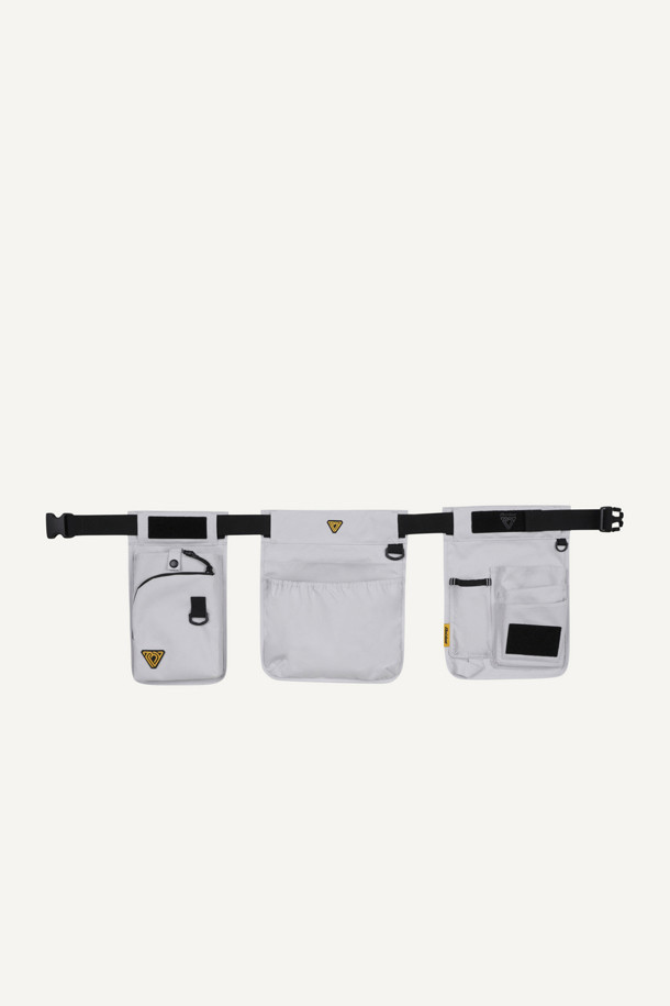 워크 페인터 벨트는 작업 시 편리함을 더하는 실용적인 아이템입니다. 튼튼한 나일론과 폴리에스테르 소재로 제작되어 내구성이 뛰어나며, 작업용, 페인팅, 미장 등 다양한 용도로 활용 가능합니다. 화이트와 블랙 두 가지 색상으로 출시되었으며, 수납, 탈부착, 커스터마이징 기능을 제공합니다. 대형 메인 파우치, 좌/우측 보조 파우치로 넉넉한 수납공간을 확보하고, D링, 벨크로, 와펜 디테일로 포인트를 더했습니다. 40mm 웨빙과 PU 코팅으로 고정력과 내구성을 강화하여 워크웨어, 고프코어, 캐주얼 스타일의 캠핑룩, 가을 나들이룩, 워크샵룩에 잘 어울립니다.
