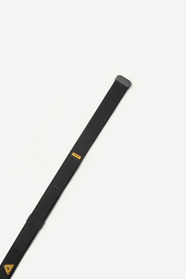 미케닉 벨크로 벨트 V2는 일상 및 워크웨어에 적합한 공용 벨트입니다. 블랙 컬러에 탄탄한 엘라스틱 밴드와 나일론, 엘라스틱 웨빙 소재를 사용하여 내구성을 높였습니다. 몰리 웨빙과 논버클 스타일로 활동성을 더했으며, 사이즈 조절 고리를 통해 편안한 착용감을 제공합니다. 벨크로형 여밈 방식과 심볼라벨, 레터링 라벨, 플라스틱 벨트 팁 디자인이 특징이며, 캐주얼, 미니멀, 워크웨어 스타일 모두에 잘 어울립니다. 스크래치 프리 기능으로 더욱 실용적인 제품입니다.
