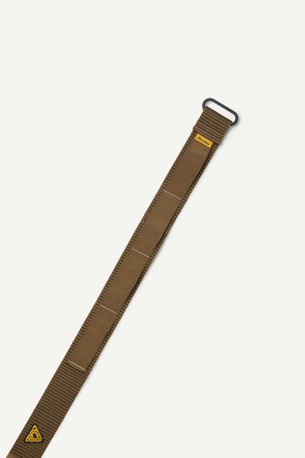 벨크로 벨트 V3는 작업용과 일상에서 모두 활용 가능한 공용 벨트입니다. 브라운 컬러의 나일론 소재로 제작되어 내구성과 실용성을 갖췄으며, 벨크로형 여밈 방식으로 사이즈 조절이 용이합니다. 웨빙, 금속 타원링, 레터링 라벨 디자인이 특징이며, 보조 웨빙 4구와 툴 파우치 호환 기능으로 실용성을 더했습니다. 버클 없는 디자인으로 워크웨어, 캐주얼, 미니멀 스타일 모두 소화 가능합니다. M, L 두 가지 사이즈로 제공됩니다.
