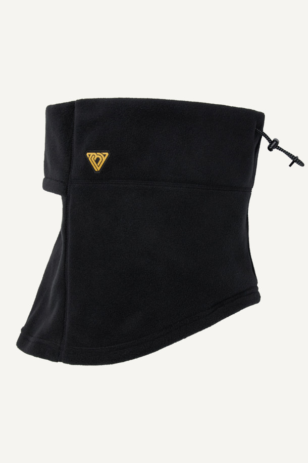 워크 폴라텍 브레서블 넥워머는 겨울철 보온성을 책임지는 필수템입니다. 폴라텍 200 시리즈 소재와 부드러운 플리스 소재를 사용하여 뛰어난 보온성과 부드러운 촉감을 선사합니다. 뒤쪽 사이즈 조절 기능과 E스트링, 스토퍼 여밈 방식으로 착용감을 높였으며, 안쪽에는 매쉬 소재를 덧대어 통기성을 더했습니다. 워킹, 일상, 등산, 캠핑 등 다양한 TPO와 캐주얼, 미니멀, 고프코어 스타일을 아우르는 활용도 높은 넥워머로, 무게는 약 100g입니다.
