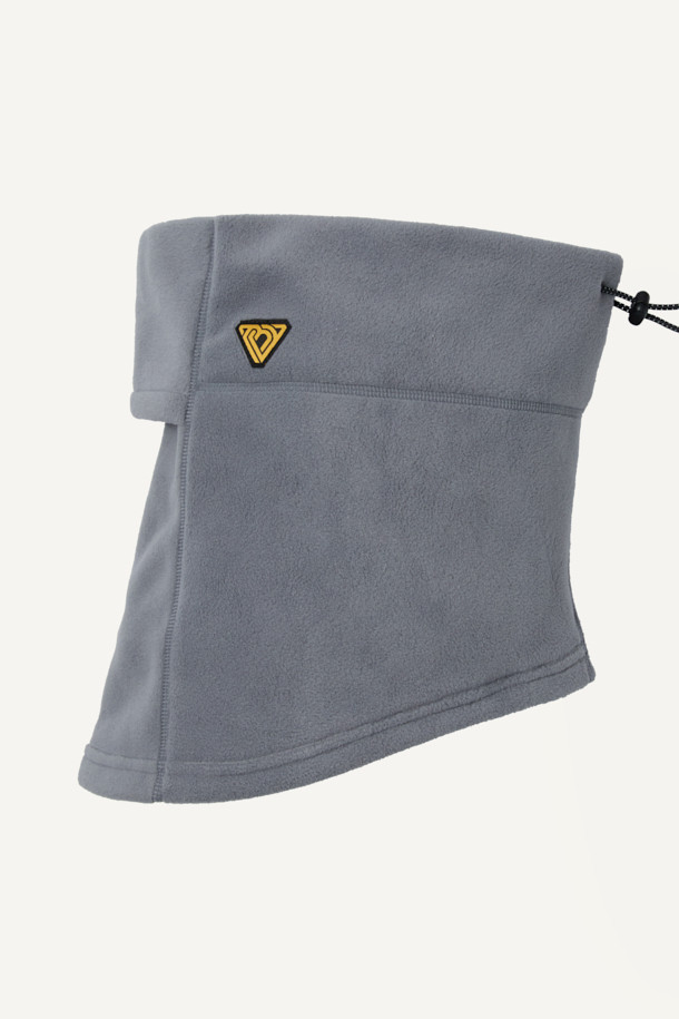 워크 폴라텍 브레서블 넥워머는 워킹, 일상, 등산, 캠핑룩 등 다양한 TPO에 활용 가능한 넥워머입니다. 부드러운 플리스 소재와 폴리에스테르 소재로 제작되어 겨울철 보온성을 높여줍니다. 그레이 컬러에 얼굴까지 덮을 수 있는 디자인으로, E스트링 사이즈 조절과 매쉬 안감을 통해 편안한 착용감을 제공합니다. Polartec 200 시리즈 소재를 사용하여 뛰어난 통기성을 자랑하며, 자수 로고와 스토퍼 디테일이 돋보이는 캐주얼, 고프코어, 미니멀 스타일의 넥워머입니다. 무게는 100g입니다.
