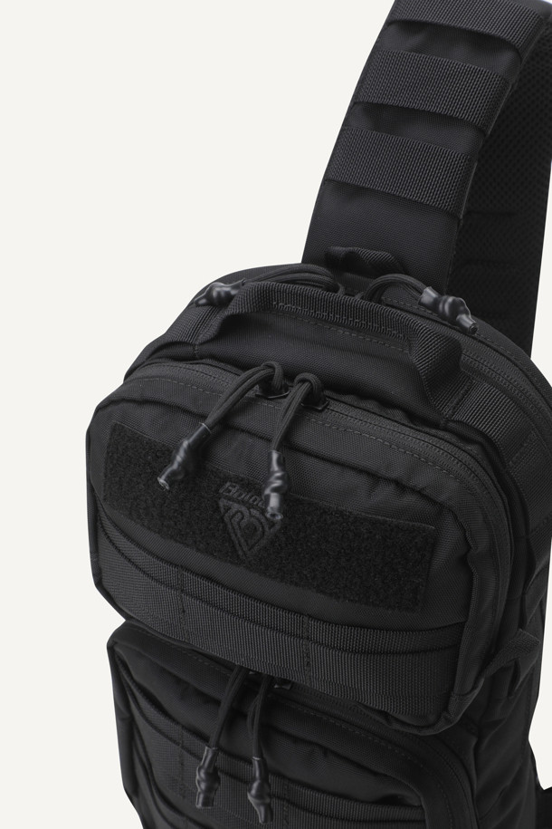 워크 몰리 슬링백 V2는 5L 용량의 미디엄 사이즈 남성용 슬링백입니다. 1,260D 나일론사를 사용하여 내구성을 높였으며, 몰리 시스템, 3개의 수납공간, 메쉬 등판, 벨크로, 웨빙 디테일로 실용성을 더했습니다. 일상 및 출퇴근 용도로 적합하며, 블랙 색상의 무지 디자인에 사각 형태, 지퍼형 잠금 방식과 플라스틱 버클, 2-WAY 착용, 길이 조절 기능으로 밀리터리 및 텍티컬 스타일을 연출합니다.
