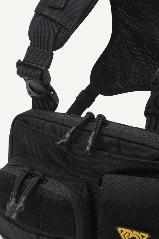 워크 체스트리그 V2는 1.5L 미디엄 사이즈의 블랙 색상 나일론 소재 체스트리그입니다. 메쉬 소재 등판과 회전형 스트랩 버클, 조절 가능한 어깨 패드로 편안한 착용감을 제공하며, 몰리 시스템과 다중 수납공간, 지퍼 및 벨크로형 잠금 방식으로 실용성을 더했습니다. 워크 및 일상 용도로 활용하기에 적합한 디자인과 기능을 갖춘 제품입니다.
