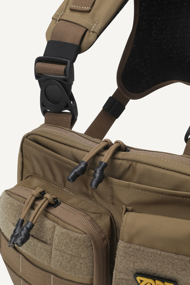 워크 체스트리그 V2는 1.5L 미디엄 사이즈의 브라운 컬러 체스트리그로, 1,260D 나일론 소재를 사용하여 내구성을 높였습니다. 몰리 시스템, 회전형 스트랩 버클, 메쉬 등판, 3개의 수납공간, 와펜 부착 가능 등 다양한 기능과 디자인을 갖춰 워크웨어 및 일상용으로 적합합니다. 어깨 패드 사이즈 조절이 가능하며, 지퍼형 및 벨크로형 잠금 방식으로 내용물을 안전하게 보관할 수 있습니다.
