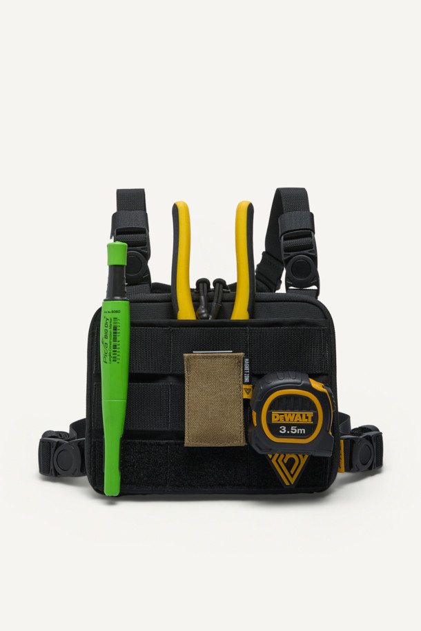 컴팩트 체스트 리그는 일상, 아웃도어, 워킹 활동에 적합한 가방입니다. 블랙 컬러의 나일론 소재로 제작되었으며, 컴팩트한 사이즈로 수납 기능을 제공합니다. 웨빙, 벨크로, 버클 등의 디자인 장식이 돋보이며, 몰리(MOLLE) 시스템, YKK 지퍼, 매쉬 그물망, 회전 버클, 고무 지퍼 손잡이, 스냅 단추 등 다양한 부자재를 사용하여 실용성을 높였습니다. 고프코어, 캐주얼, 스포티 스타일의 캠핑룩, 러닝룩에 매치하기 좋습니다.
