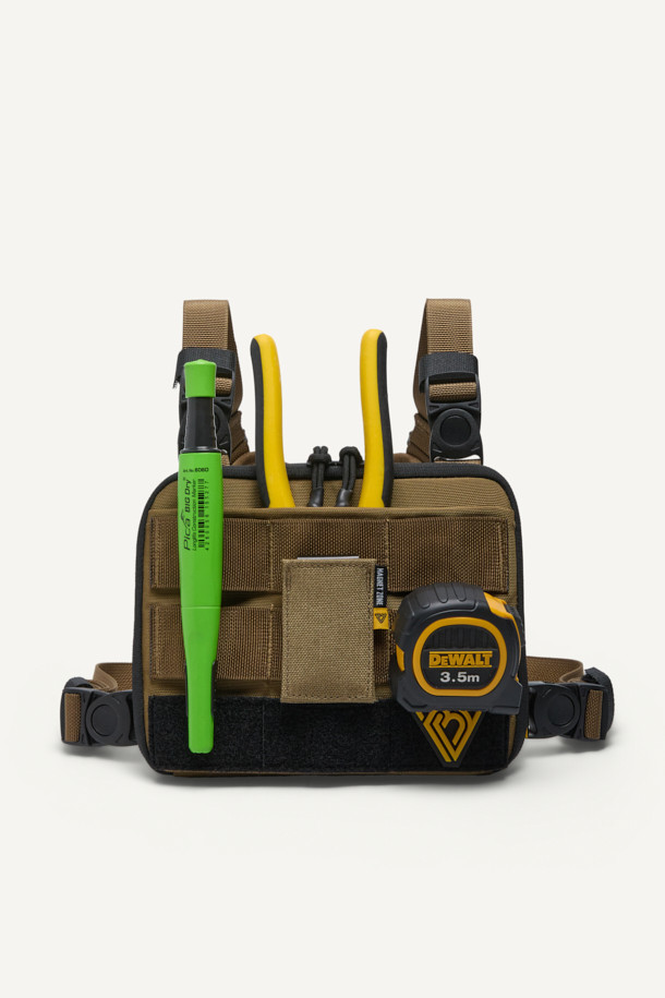 캠핑룩, 고프코어 및 워크웨어 스타일을 위한 컴팩트 체스트 리그입니다. 브라운과 블랙 두 가지 색상으로 출시되었으며, 360g의 가벼운 무게로 활동성을 높였습니다. 튼튼한 나일론 소재를 사용하여 내구성을 높였으며, 웨빙, 벨크로, 버클 디테일로 디자인의 완성도를 더했습니다. 사이즈 조절, 재귀반사 기능, 다양한 수납 공간을 제공하며, MOLLE 시스템, YKK 지퍼, 매쉬 그물망, 고무 지퍼손잡이, 스냅 단추 등 실용적인 기능으로 무장했습니다. 사각형 모양에 지퍼, 버클, 벨크로 잠금 방식을 적용하여 안전하게 소지품을 보관할 수 있습니다.
