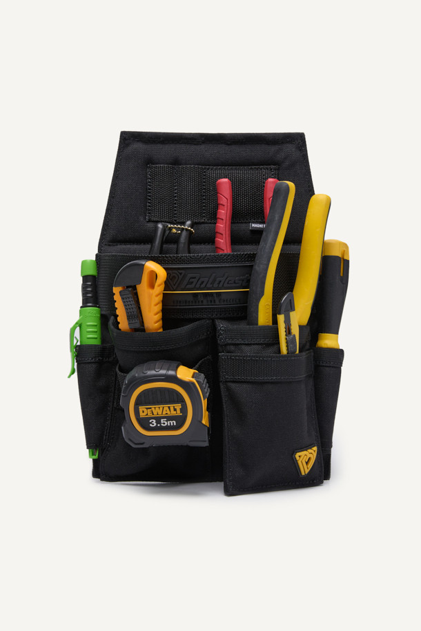 올터레인 툴 파우치 V3는 튼튼한 나일론 소재의 블랙 컬러 툴 파우치입니다. 미디엄 사이즈의 사각형 디자인으로, 웨빙, 와펜, 라벨 장식이 돋보입니다. MOLLE 시스템, 다수의 포켓, 마그네틱 및 벨크로 잠금 방식, 고강도 소재, 뛰어난 내구성을 갖춰 작업용 및 공구 수납에 최적화되었습니다. 워크웨어, 미니멀, 캐주얼 스타일을 즐기는 분들의 출근룩에 실용성을 더해줄 아이템입니다.
