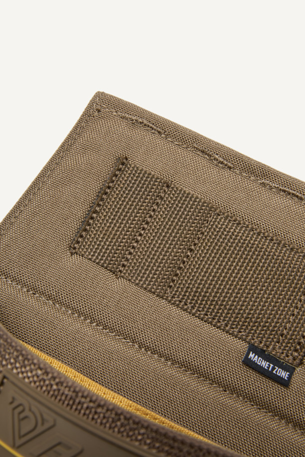 올터레인 툴 파우치 V3는 3L 용량의 미디엄 사이즈 툴 파우치입니다. 견고한 형태와 고강도 나일론 소재를 사용하여 내구성을 강화했으며, 카키와 올리브 두 가지 색상으로 제공됩니다. MOLLE 시스템, 다수 포켓, 마그네틱 및 벨크로 잠금 방식을 통해 수납 기능을 극대화했습니다. 웨빙, 와펜, 라벨 디자인 장식이 특징이며, 작업용 또는 일상, 출근룩, 캠핑룩, 워크웨어, 캐주얼, 미니멀 스타일 모두에 잘 어울립니다. 무게는 340g입니다.
