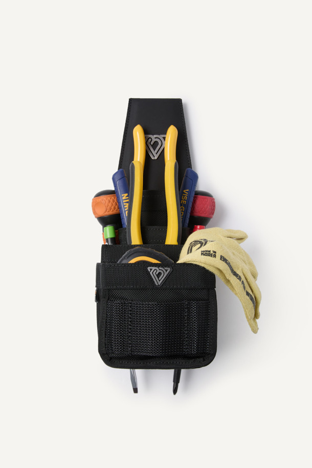 일렉트릭션 스탠다드 파우치(Electrician Standard Pouch)는 작업용 또는 일상에서 활용하기 좋은 블랙 컬러의 스몰 사이즈 파우치입니다. 코듀라와 하이파이론 소재를 사용하여 내구성이 뛰어나며, 사각형 디자인에 웨빙, 벨크로, 금속 와펜, 라벨 등의 디자인 장식이 돋보입니다. 0.5L의 컴팩트한 사이즈로, 몰리(MOLLE) 시스템과 EVA 내장재를 적용하여 전기 공구 수납에 최적화되었으며, 클립형 공구 부착이 가능합니다. 벨크로형 잠금 방식으로 편리하게 사용할 수 있으며, 무게는 285g입니다. 툴벨트에 착용하거나 모듈형 결합을 통해 더욱 실용적으로 활용 가능합니다.
