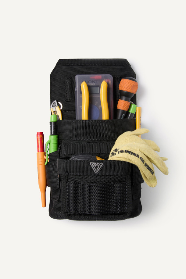 일렉트릭션 익스팬드 파우치는 작업과 일상 모두를 아우르는 다용도 파우치입니다. 튼튼한 코듀라와 하이파이론 소재를 사용하여 제작되었으며, 2L의 넉넉한 수납공간을 제공합니다. MOLLE 시스템, EVA 내장재, 그리고 모듈형 디자인을 통해 수납력과 실용성을 극대화했습니다. 벨크로 및 마그네틱 잠금 방식과 사각 형태의 디자인은 안정적인 수납을 돕습니다. 툴플레이어와의 콜라보레이션으로 탄생한 블랙 색상의 이 파우치는 워크웨어, 미니멀, 고프코어 스타일을 즐기는 분들께 출근룩, 비즈니스 캐주얼, 캠핑룩 등 다양한 TPO에 활용 가능합니다.
