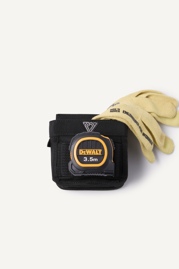 일렉트릭션 모듈 파우치는 작업용 공구 수납에 최적화된 블랙 색상의 파우치입니다. 튼튼한 코듀라 소재와 0.36L의 스몰 사이즈로 제작되었으며, 웨빙, 라벨, 와펜 등의 디자인 장식이 돋보입니다. MOLLE 시스템, EVA 내장재, 툴벨트 호환 기능과 모듈형 디자인으로 사용성을 높였습니다. 클립형 잠금 방식으로 편리하며, 전기공구 수납을 위한 맞춤형 포켓이 특징입니다. 워크웨어, 미니멀, 캐주얼 스타일에 잘 어울립니다.
