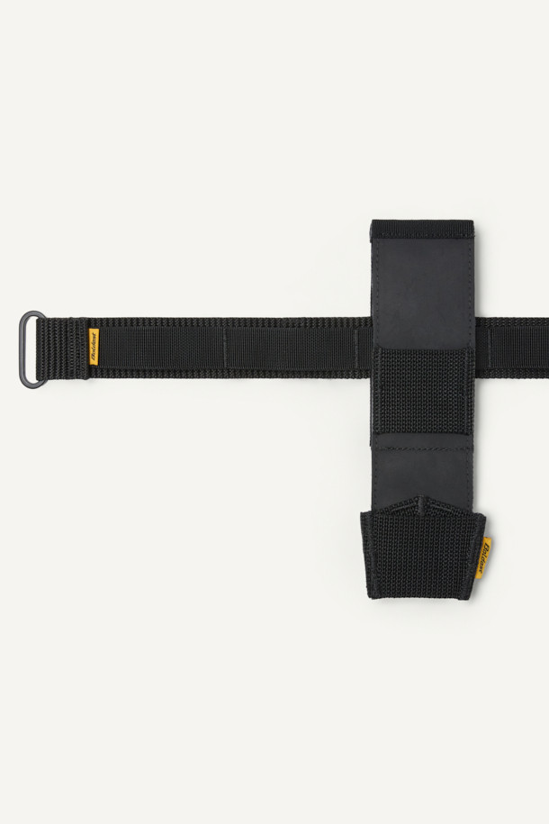 견고한 하드웨빙과 내구성이 뛰어난 하이파이론 소재로 제작된 올라운드 파우치입니다. 블랙 색상에 무지 디자인으로, 워크웨어, 미니멀, 캐주얼 스타일을 모두 소화합니다. 수납 기능을 제공하며, 사각 모양에 벨크로형 잠금 방식으로 내용물을 안전하게 보호합니다. MOLLE 시스템, 클립형 공구 부착, 툴벨트 착용이 가능하여 작업용 및 공구 수납에 최적화된 스몰 사이즈 파우치입니다.
